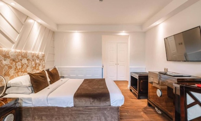 Ipswich Hotel | Historic Charm Meets Relaxation | Daily Breakfast, Indoor Pool & Garden Serenity