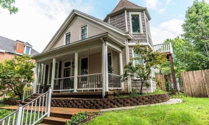 St. Louis House | Historic charm☆Fenced☆Gated parking☆Huge