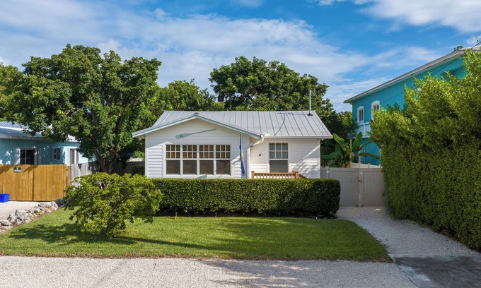 Key Largo Cottage | Historic Charming 2-bedroom cottage with WiFi, AC in Key Largo