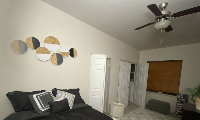 Old Northside Apartment | Historic charming entr plc Apt in Dwtwn mins to restaurant, hospitals, stadium