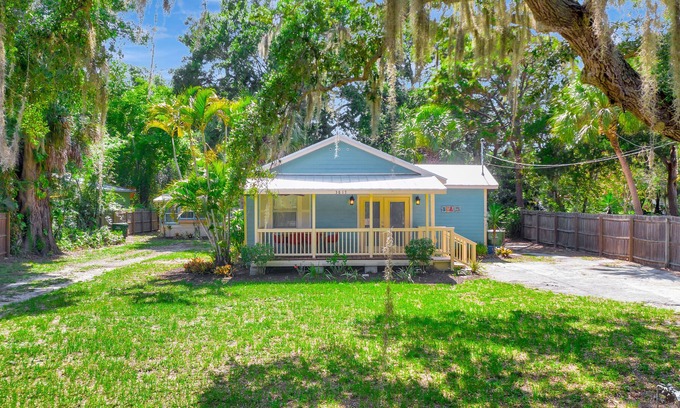 Bayou Oaks House | Historic cottage near everything with front porch, large yard, & WiFi - dogs OK