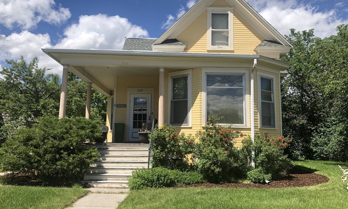 Downtown Bozeman House | Historic Cottage, Two Blocks from Main St., 30 day+ stays.