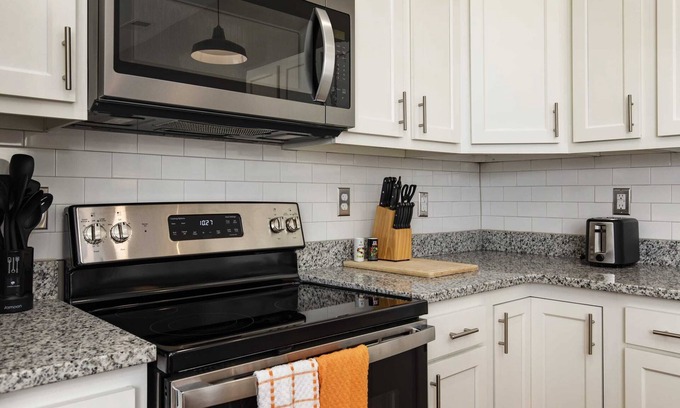 Merriwether Apartment | Historic CozySuites 4BR 2BA
