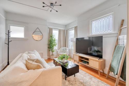Belmont House | Historic Craftsman - Fast WiFi - 2BR - King Bed