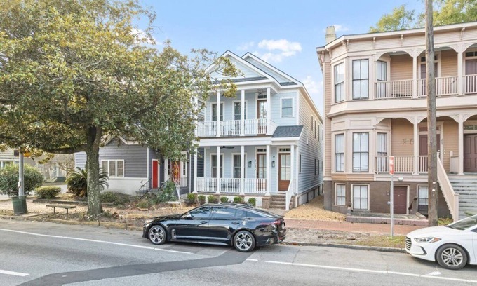 Savannah Victorian District Apartment | Historic District Gem - 2BR/2BA, Walk to Forsyth Park - Lower Level