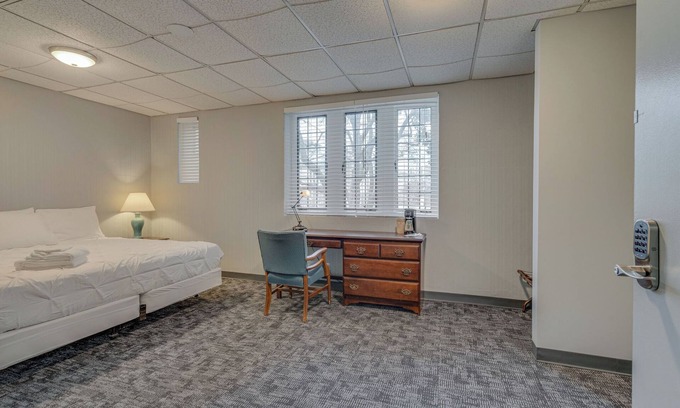 Music Row Hotel | Historic Dorm Room in Music Row!