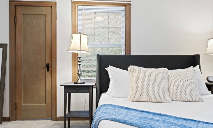 Camas Apartment | Historic Downtown Camas Walkable Apartment