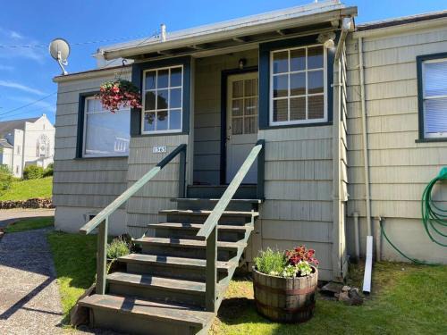 Astoria House | Historic Downtown Cottage