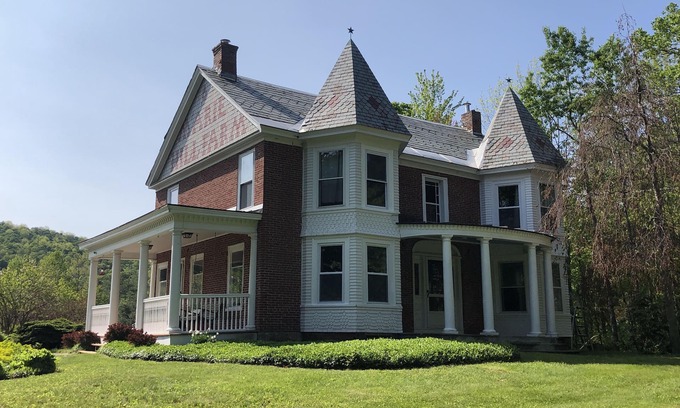 Stratton and Bromley Ski Areas House | Historic Farmhouse, Quaint Vermont Experience