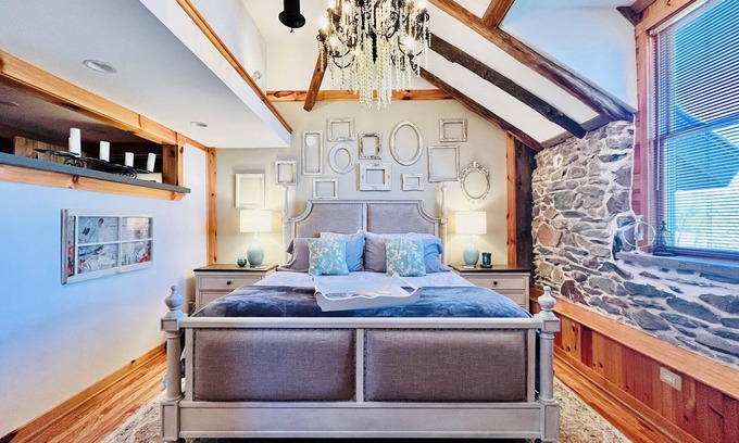 Blue Ridge Bed & Breakfast | Historic Hideaway with King Bed & Spa-Inspired Bath