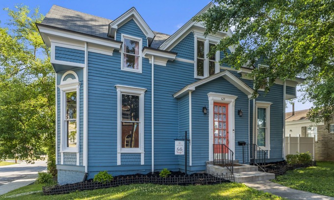 Shelbyville House | Historic home freshly renovated on the Bourbon Trail
