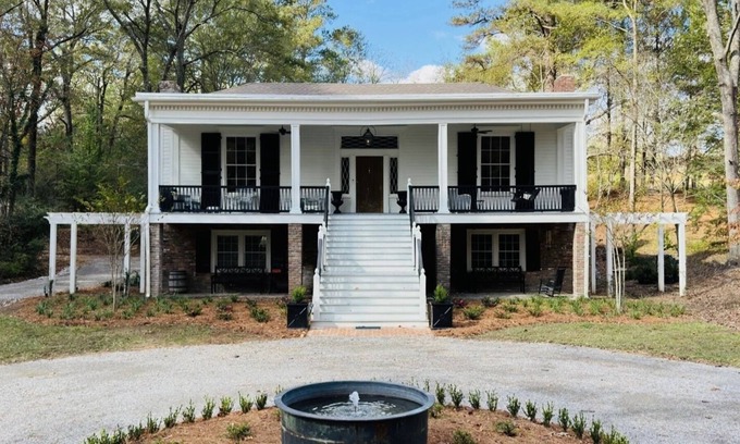 Columbus House | Historic home from 1835 restored with sensible modern touches.