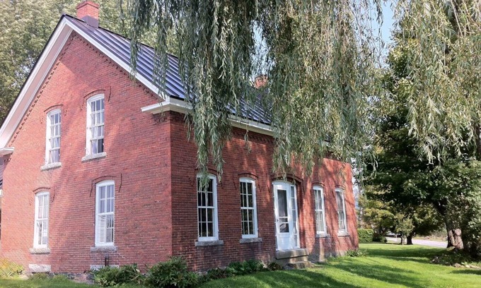 Waterbury Center House | Historic home in Vermont Ski Country