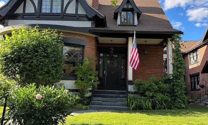 Garden District House | Historic home in downtown Coeur d' Alene - 10 minute walk to the lake.