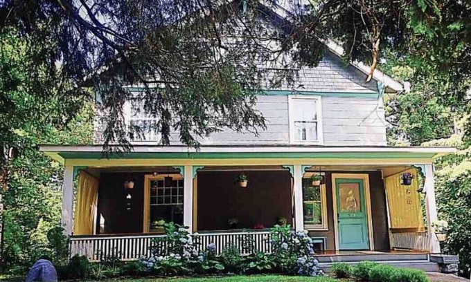 Historic Montford House | Historic home located in Montford half a mile to town ~ Magical stay (Sleeps 10)