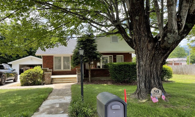 Waynesville House | Historic House in Downtown Waynesville! With a firepit! And Hot Tub 😄