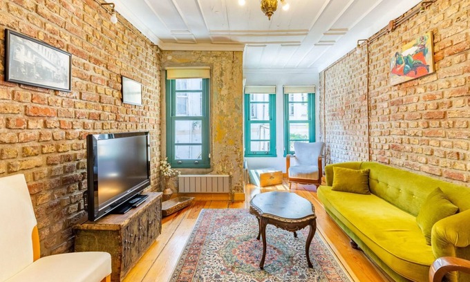 Balat Villa | Historic House near Popular Landmarks in Balat