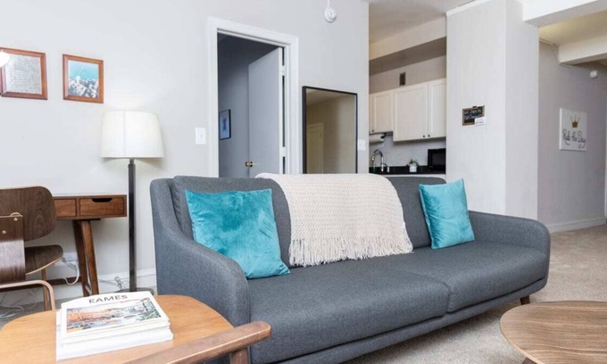 East Hyde Park Apartment | Historic HP 2BR with Fast Transit to UChicago