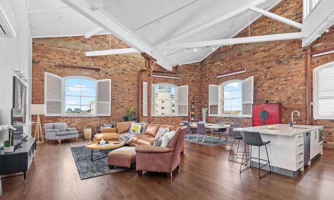 Newstead Apartment | Historic Impressive & Enormous Woolstore~Teneriffe