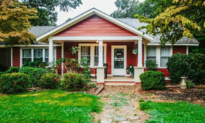 Landrum House | Historic Landrum Cottage: Minutes to Downtown