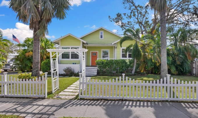 Downtown House | Historic Laurel Park Home with Retro Guest Cottage