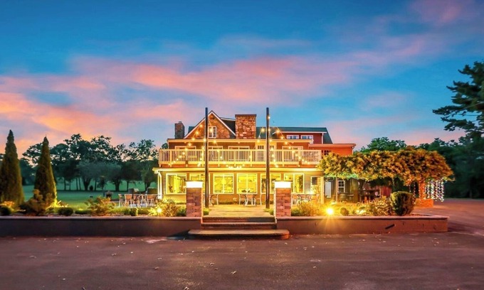 Bethpage Resort | Historic Leon Russell estate: 13BR, 9BA, 24 BEDS