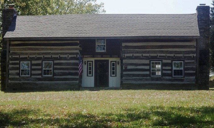Winchester Cabin | Historic Log Cabin - Farm - Near RRG and Lex. Winter retreat rates available
