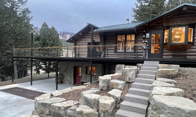 Bozeman Cabin | Historic log home, 3 minutes from the Bridger bowl slopes.