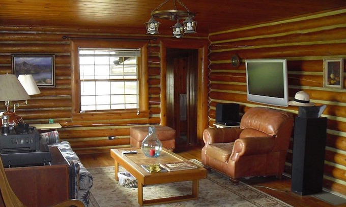 Ennis House | Historic Log Home in the Heart of Ennis
