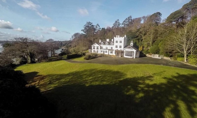 Menai Bridge House | Historic Manor that sleeps 20 with Sauna, Hot tub, Spa facilities, Games room, library, cinema room