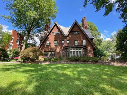 Cleveland Villa | Historic Mansion for Large Groups Minutes to Cleveland Destinations