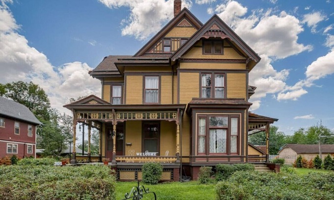 Council Bluffs House | Historic Mansion with lots of charm!