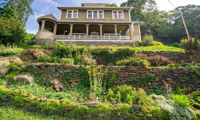Marshall House | Historic Marshall Inn Private Rental with river & mountain views, walk downtown!