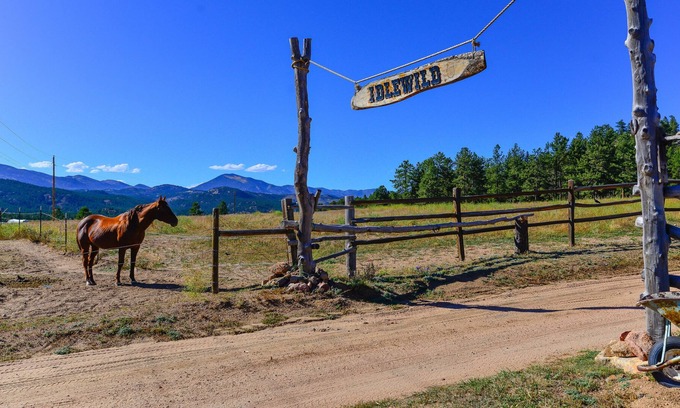 Florissant Cabin | Historic Mountain Retreat Backs To National Forest....