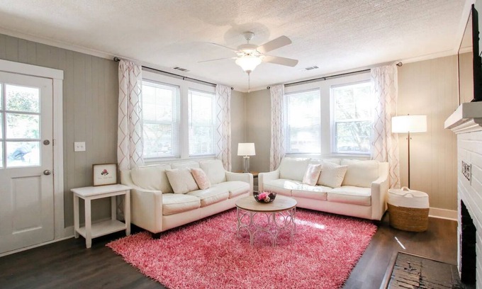 Richmond Hill House | Historic Pink Door Cottage near Savannah + Pets