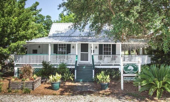 Historic Downtown Apalachicola House | Historic Raney Guest Cottage in Downtown Apalachicola Florida