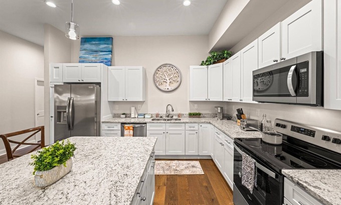 Loudon House | Historic Renovated 4-BD Townhome - City Side