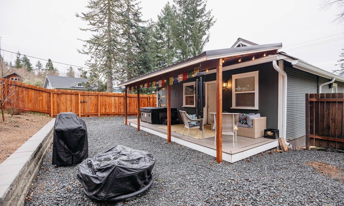 Ashford House | Historic Retreat with Hot Tub and Firepit at Entrance of Mt. Rainier