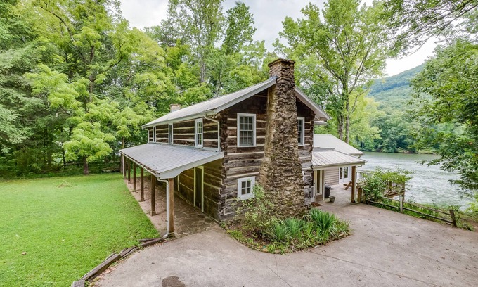 Chattanooga House | Historic riverfront log cabin with washer/dryer, firepit, central AC