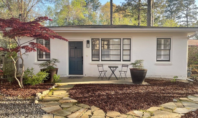 Roswell House | Historic Roswell one bedroom charmer