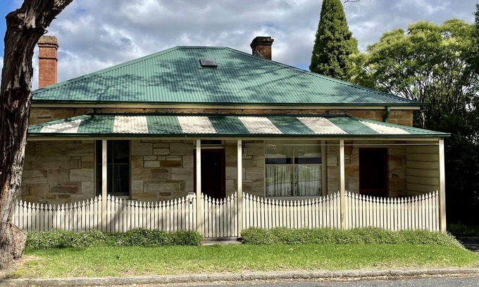 Mittagong House | Historic Sandstone cottage fully appointed for all needs & pet friendly as well