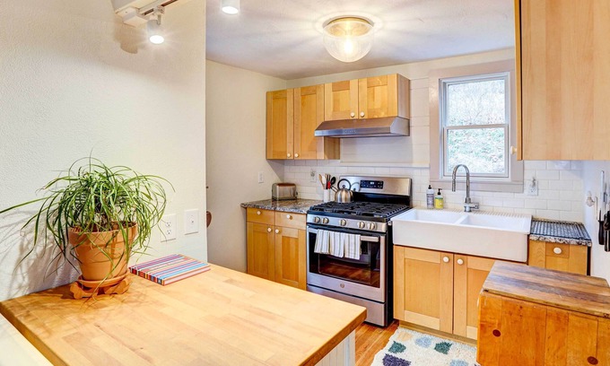 Saugerties South House | Historic Saugerties Home w/Deck: River Views!