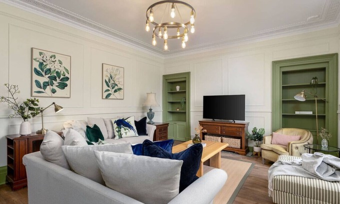 Tillicoultry House | Historic Trackside Retreat, Charming Getaway