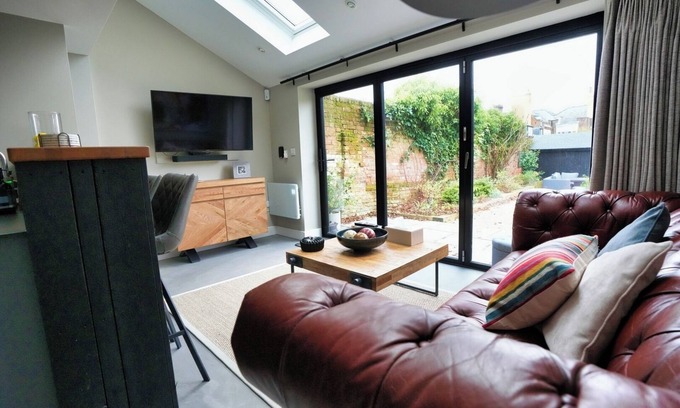 Tring House | Historic Tring 2 Story Flat on High Street