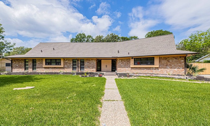 El Lago House | Historic & updated home of NASA Astronaut Neil Armstrong with pool & yard
