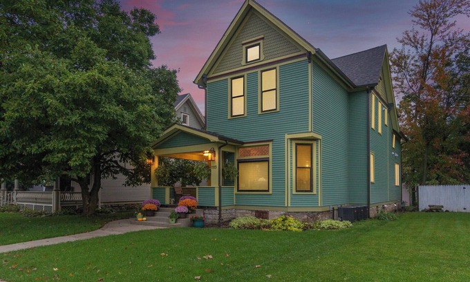 Fort Wayne House | Historic Urban Retreat Fit for a KING!