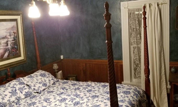 Sioux Falls Bed & Breakfast | Historic Victorian Inn Blue Room