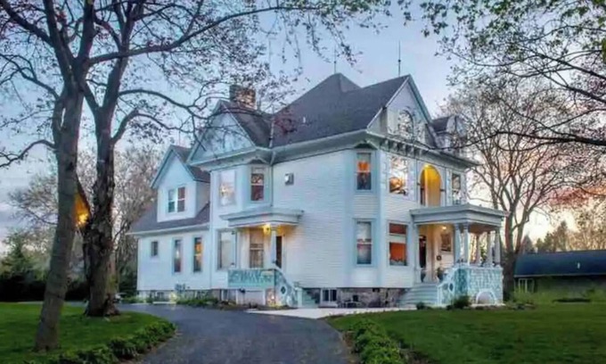 Wales House | Historic, Vintage, Classy, 11 bed, 5+ bath!