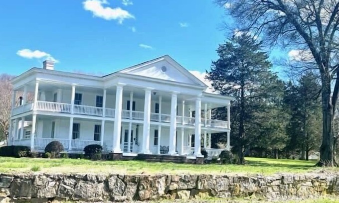 Valley Head House | Historic Winston Inn 8 Acres on Town Sq.