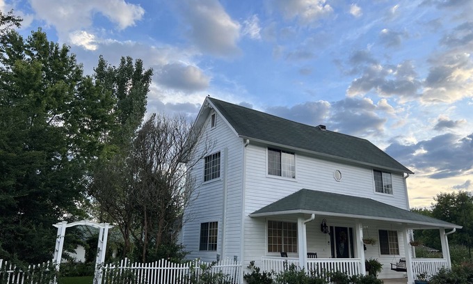 Mena House | Historical colonial home with Pool, close to park & downtown Mena.